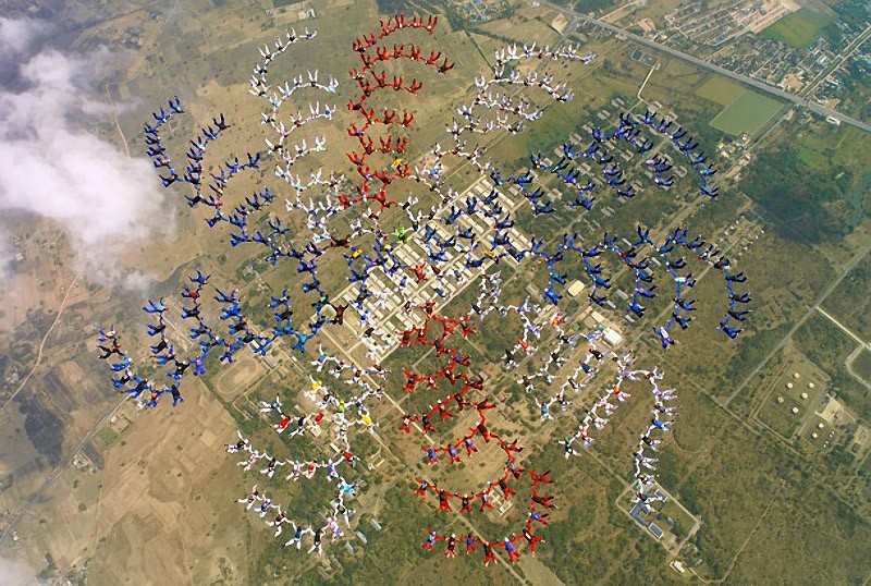 Впечатляющие фигуры парашютного спорта