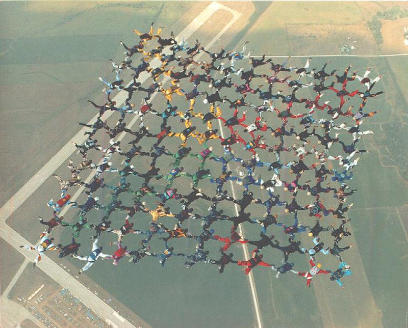 Впечатляющие фигуры парашютного спорта