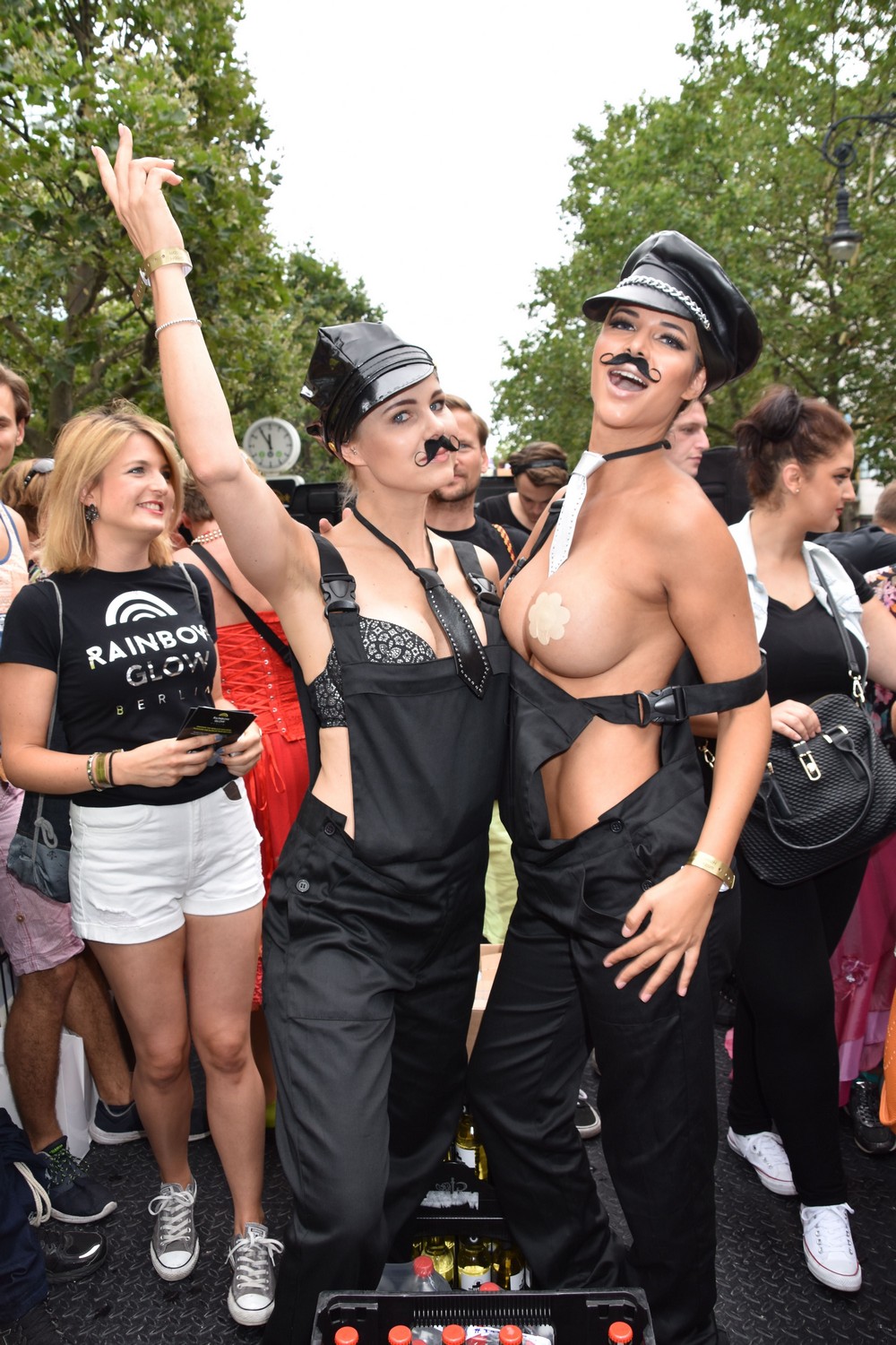 Микаэла Шефер топлес