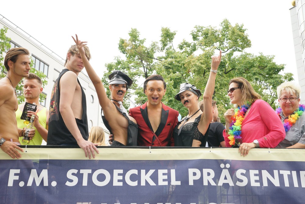 Микаэла Шефер топлес