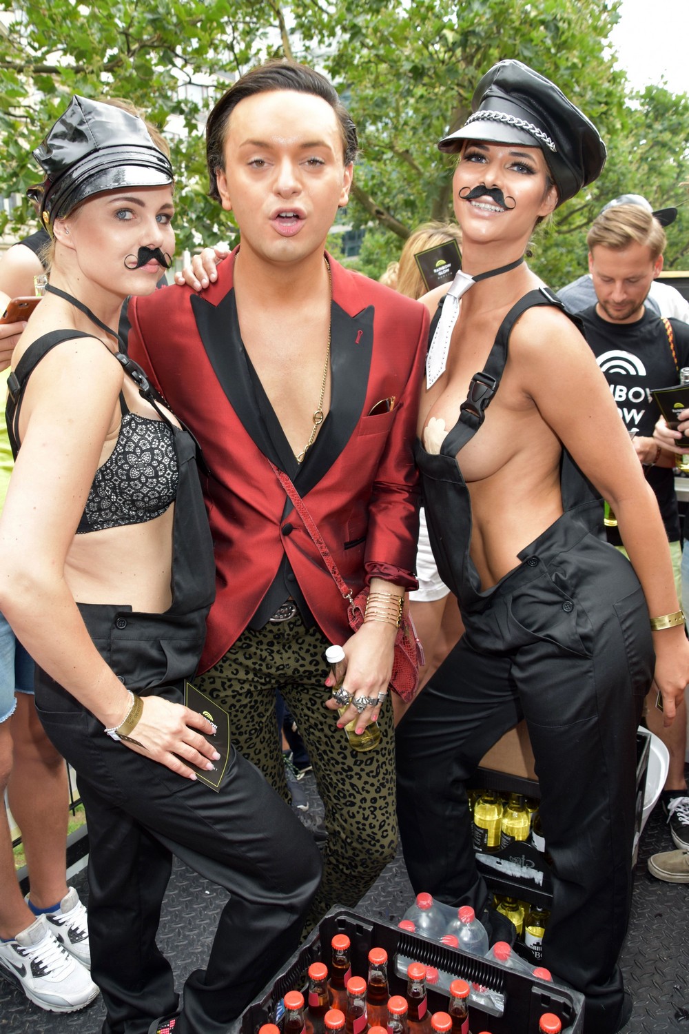 Микаэла Шефер топлес