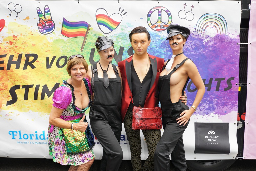 Микаэла Шефер топлес