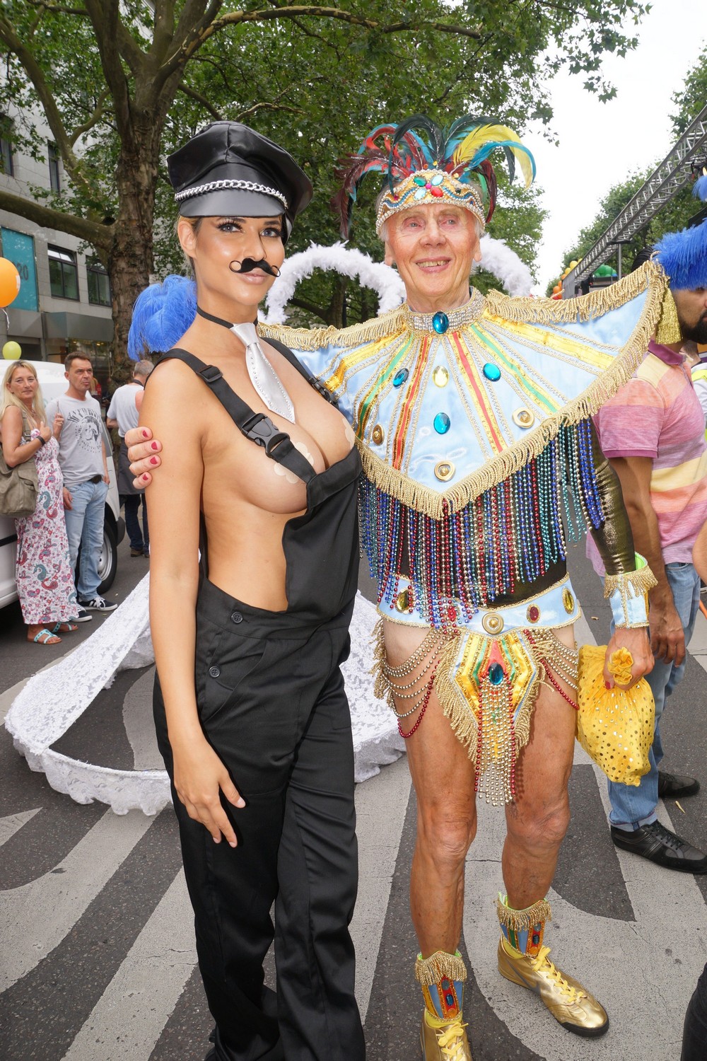 Микаэла Шефер топлес