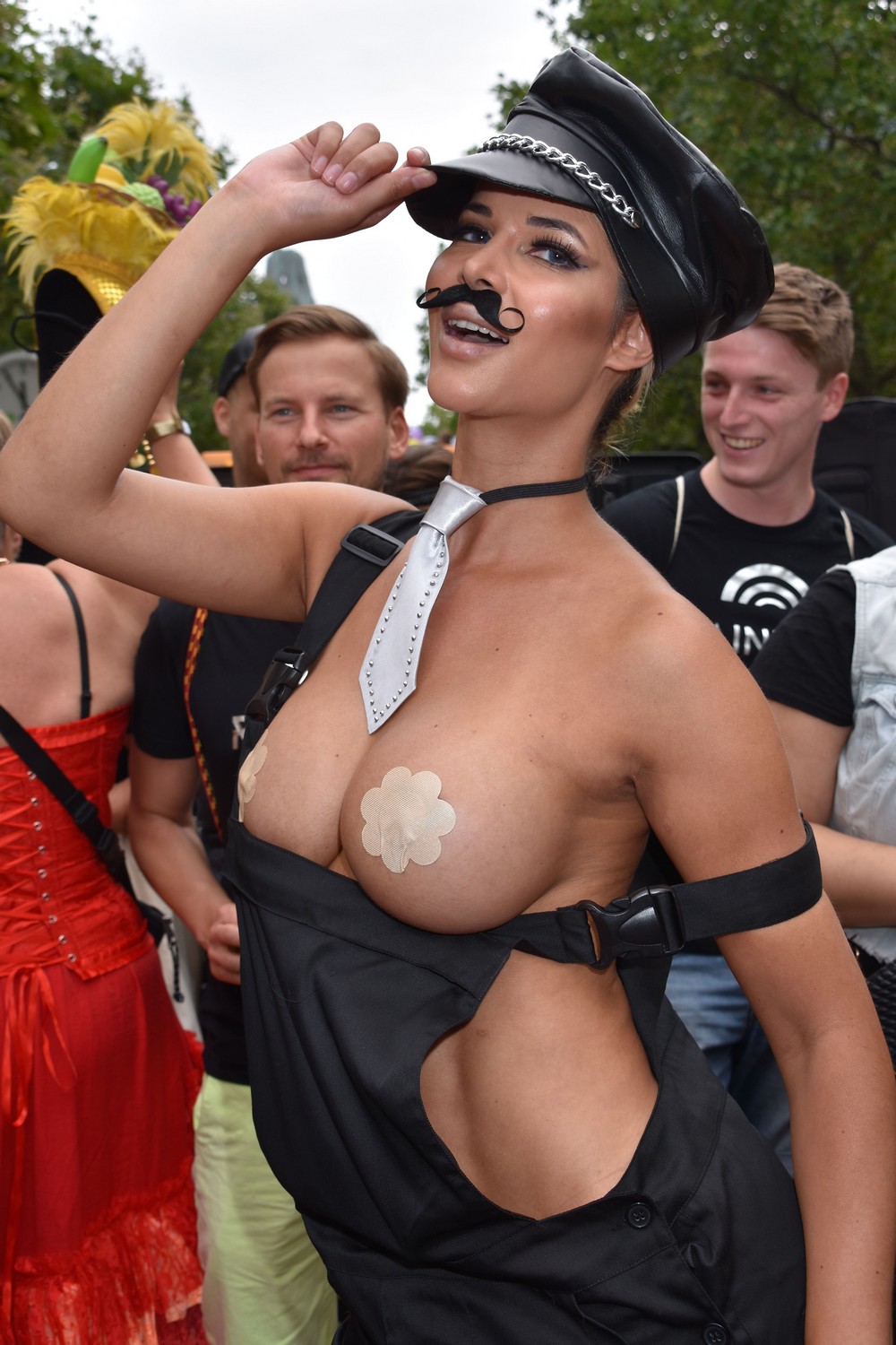 Микаэла Шефер топлес