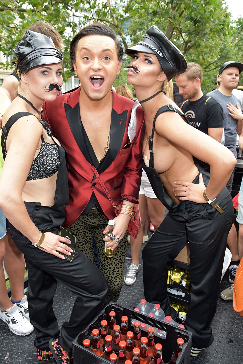 Микаэла Шефер топлес