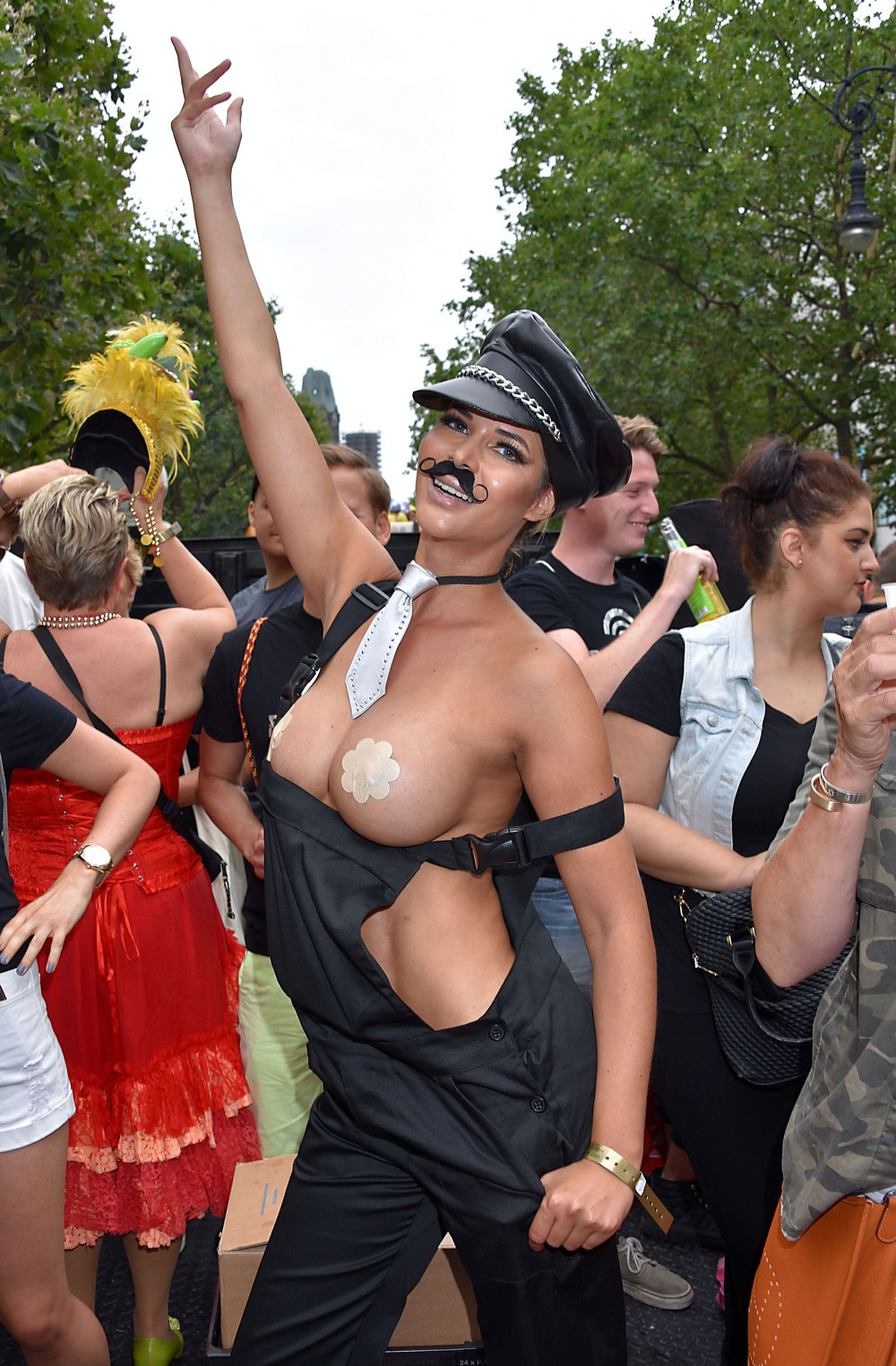 Микаэла Шефер топлес