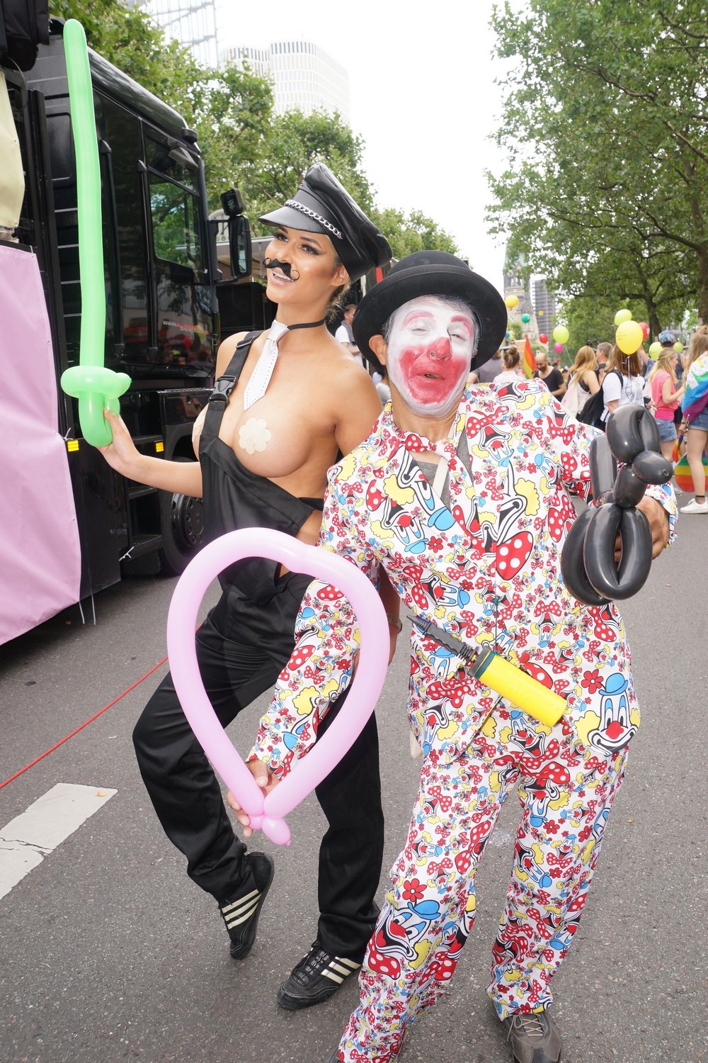 Микаэла Шефер топлес