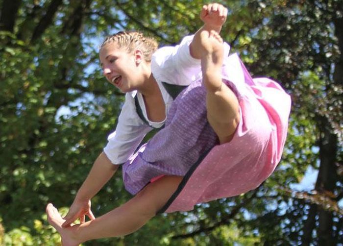 Прыжки в национальных костюмах