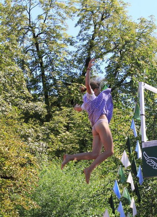 Прыжки в национальных костюмах