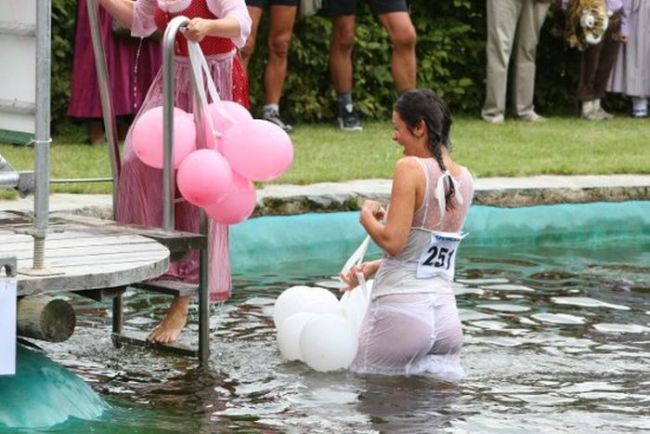 Прыжки в национальных костюмах