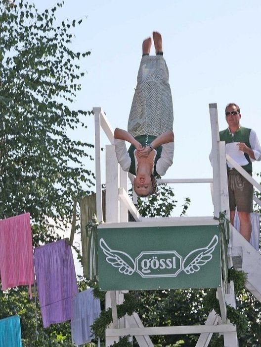 Прыжки в национальных костюмах