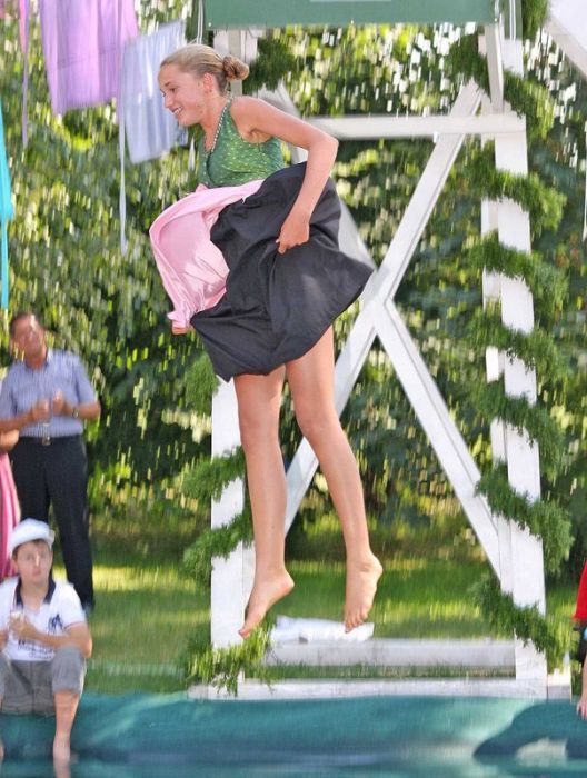 Прыжки в национальных костюмах