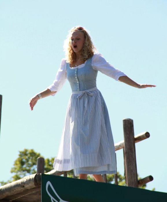 Прыжки в национальных костюмах