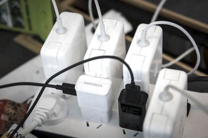 Опасно ли не вынимать из розетки зарядное устройство? Опасно ли не вынимать из розетки зарядное устройство?