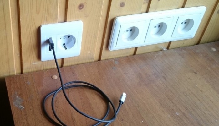 Опасно ли не вынимать из розетки зарядное устройство? Опасно ли не вынимать из розетки зарядное устройство?