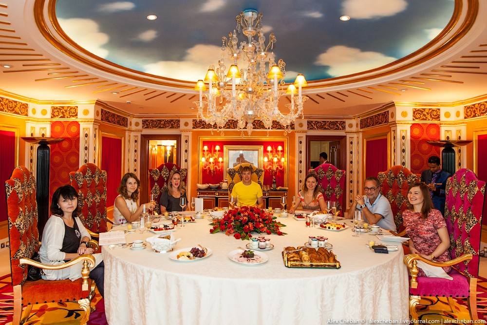 Золото для шейхов и олигархов: самый дорогой номер в семизвездочном отеле Burj Al Arab Золото для шейхов и олигархов: самый дорогой номер в семизвездочном отеле Burj Al Arab