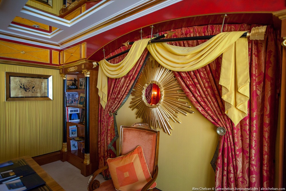 Золото для шейхов и олигархов: самый дорогой номер в семизвездочном отеле Burj Al Arab Золото для шейхов и олигархов: самый дорогой номер в семизвездочном отеле Burj Al Arab