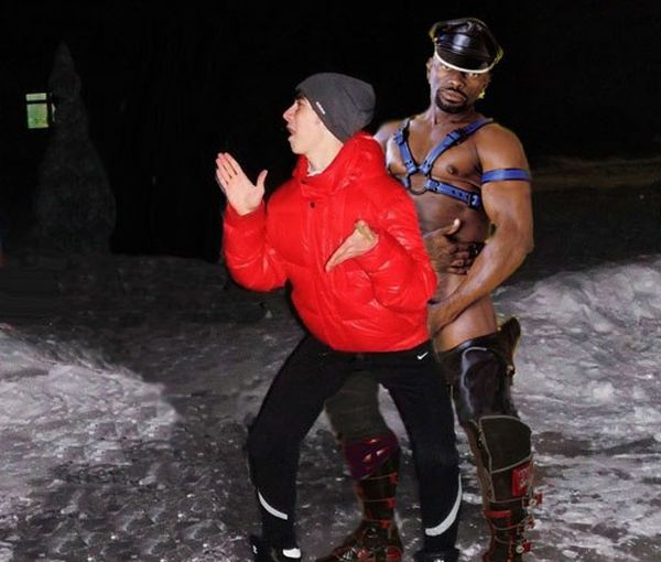 Отфотошопьте фото, чтобы я танцевал с мужиком (27 фото)