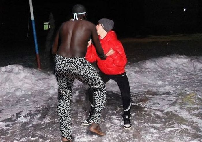 Отфотошопьте фото, чтобы я танцевал с мужиком (27 фото)