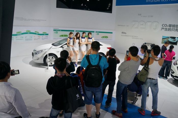 Модели и автомобили на выставке Auto Guangzhou-2013 (79 фото)