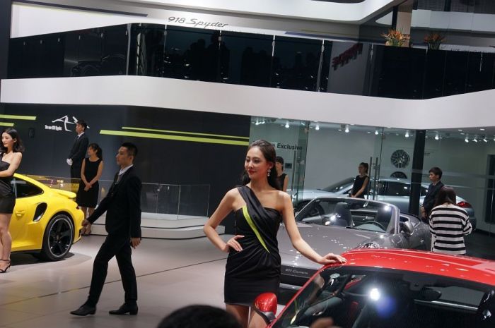 Модели и автомобили на выставке Auto Guangzhou-2013