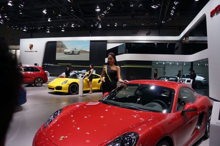 Модели и автомобили на выставке Auto Guangzhou-2013
