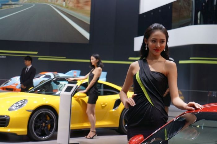 Модели и автомобили на выставке Auto Guangzhou-2013