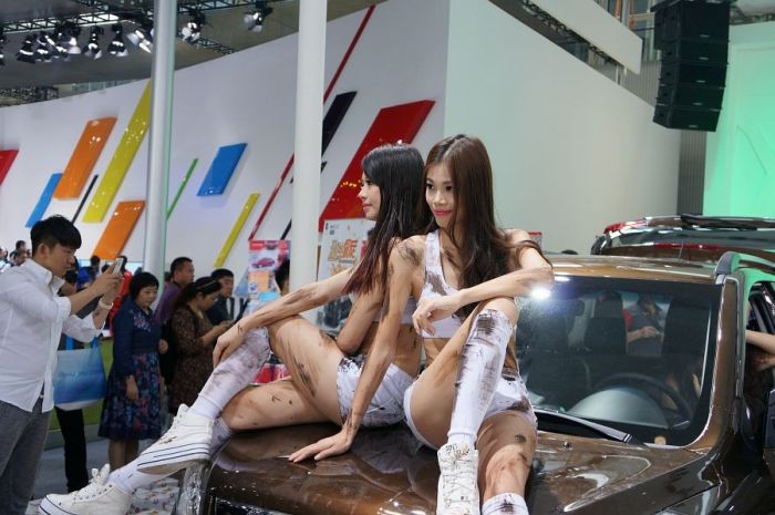 Модели и автомобили на выставке Auto Guangzhou-2013