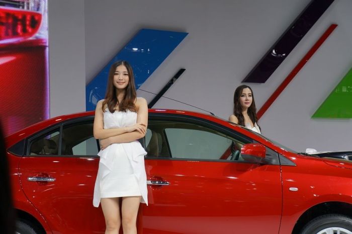 Модели и автомобили на выставке Auto Guangzhou-2013