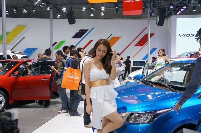 Модели и автомобили на выставке Auto Guangzhou-2013