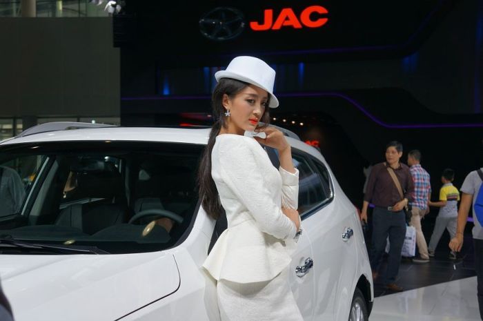 Модели и автомобили на выставке Auto Guangzhou-2013