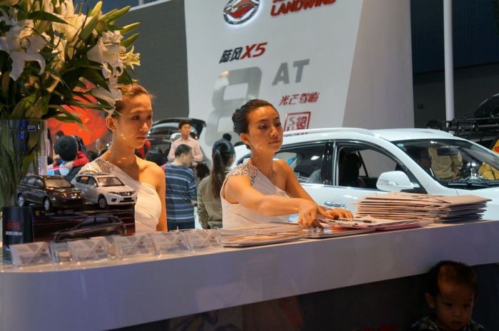 Модели и автомобили на выставке Auto Guangzhou-2013
