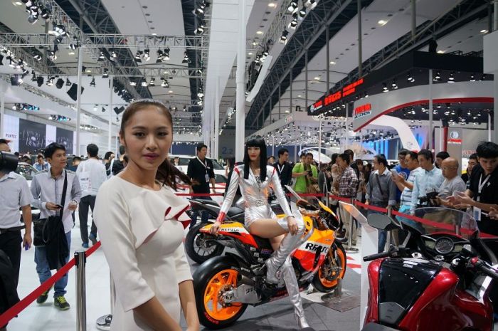 Модели и автомобили на выставке Auto Guangzhou-2013