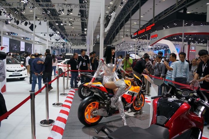Модели и автомобили на выставке Auto Guangzhou-2013
