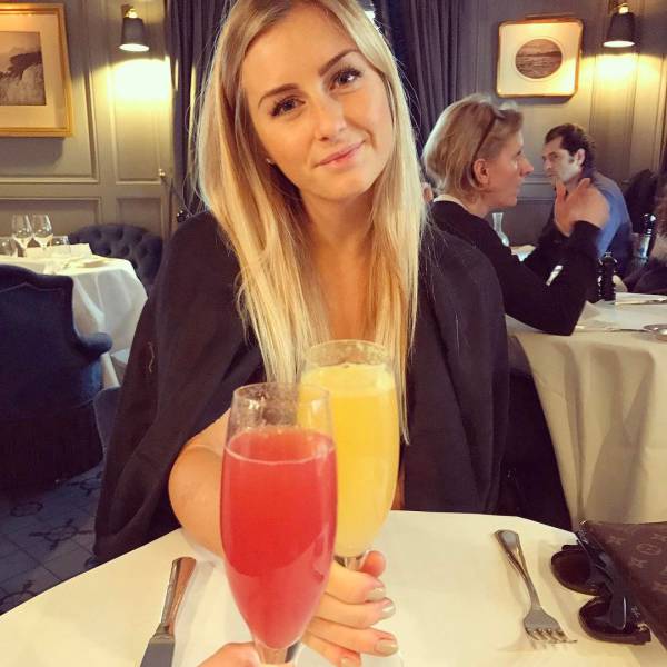 Прекрасная стюардесса Скандинавских авиалиний