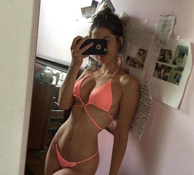 Летние девушки в купальниках