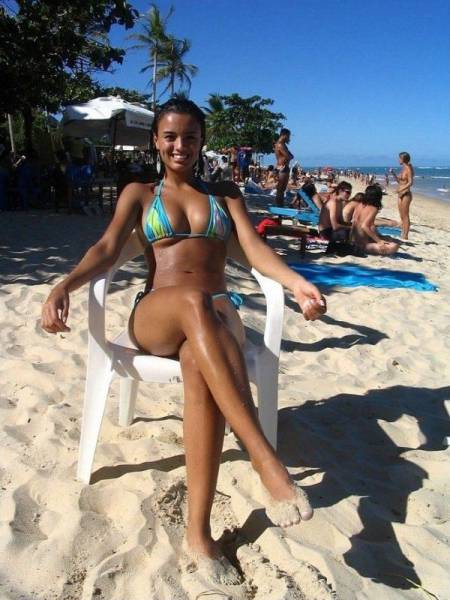 Летние девушки в купальниках