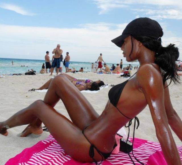 Летние девушки в купальниках