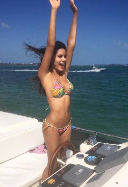 Летние девушки в купальниках