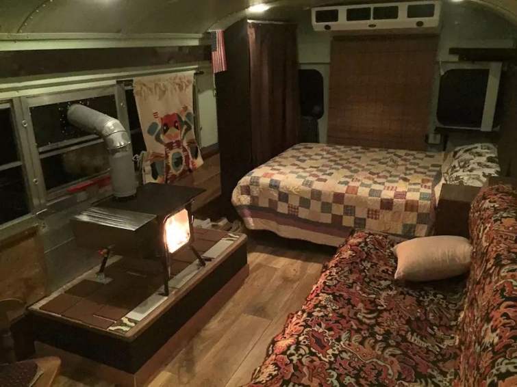 Внутри школьного автобуса, переделанного в уютный дом на колесах с дровяной печью
