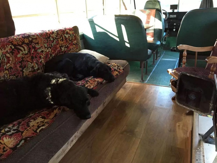 Внутри школьного автобуса, переделанного в уютный дом на колесах с дровяной печью