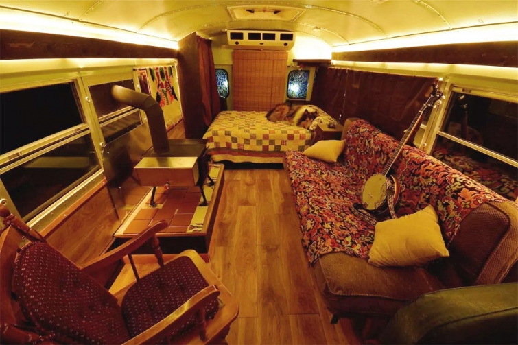 Внутри школьного автобуса, переделанного в уютный дом на колесах с дровяной печью