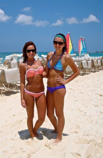 Девушки в бикини (41 фото)