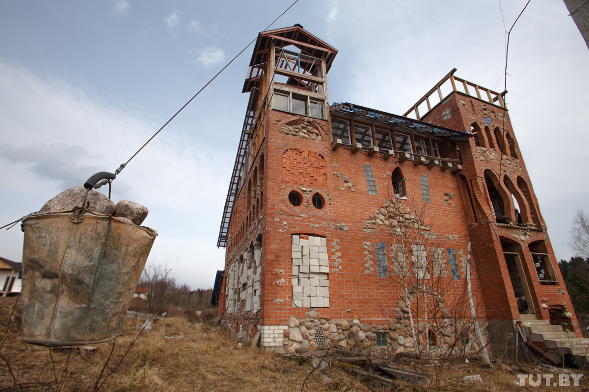 Строитель-энтузиаст возводит дом уже 10 лет