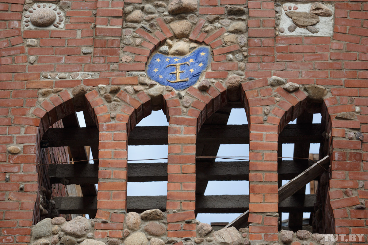 Строитель-энтузиаст возводит дом уже 10 лет