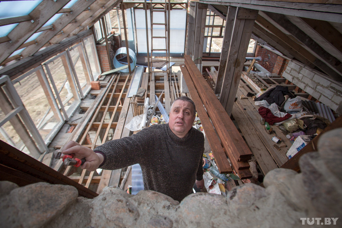 Строитель-энтузиаст возводит дом уже 10 лет