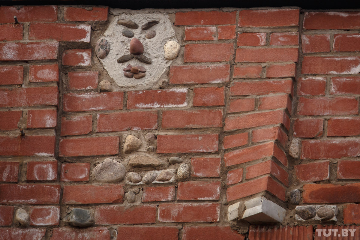 Строитель-энтузиаст возводит дом уже 10 лет