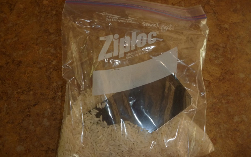 Можно ли спасти промокший телефон