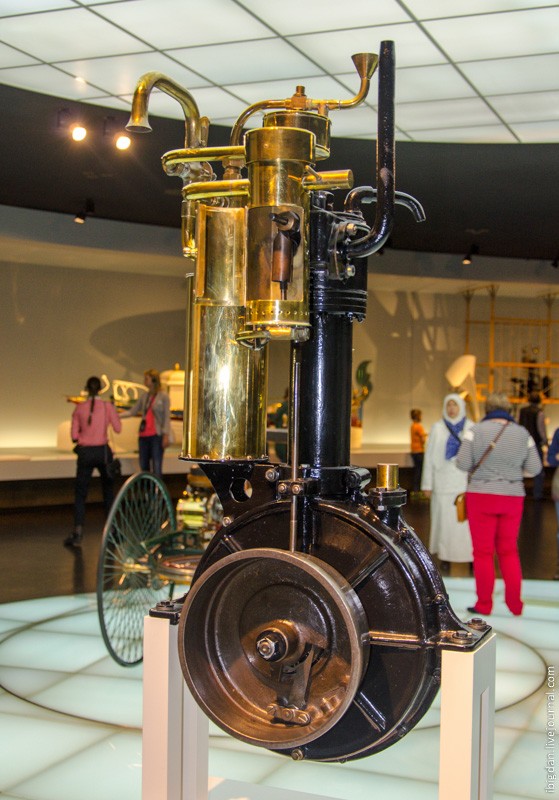 Экскурсия в Музей самодвижущихся экипажей компании Мерседес