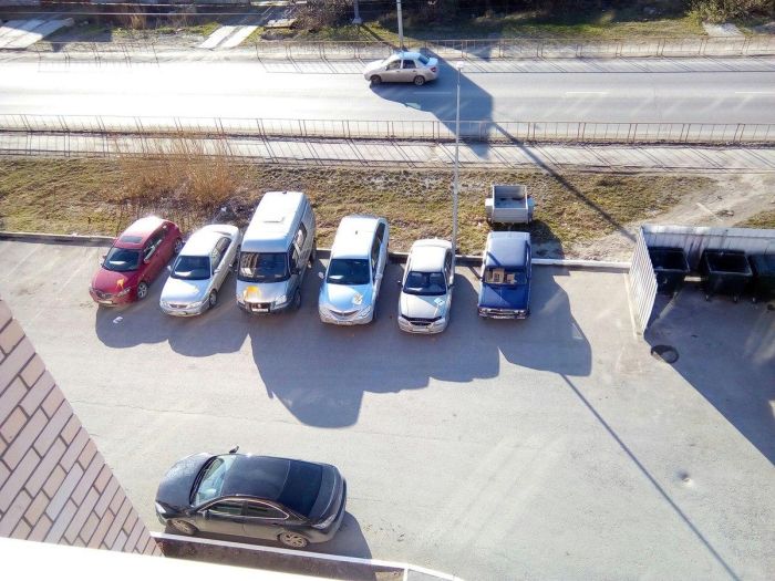 В Тюмени коллекторы облили краской случайные автомобили во дворе должника